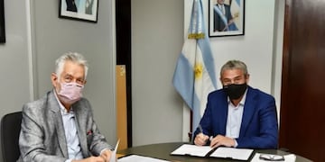 El gobernador viajó a Buenos Aires en busca de financiamiento nacional para la construcción de viviendas en San Luis.