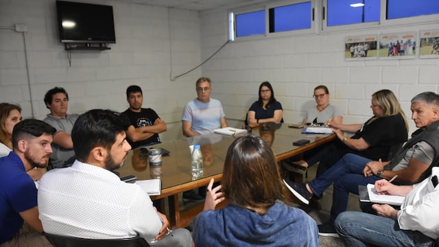 Castellano con los representantes del barrio Los Arces