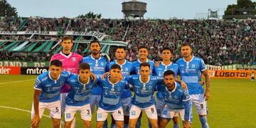 Estudiantes de Río Cuarto visitó a Nueva Chicago por la fecha 11 de la Primera Nacional. (Prensa Estudiantes de Río Cuarto)