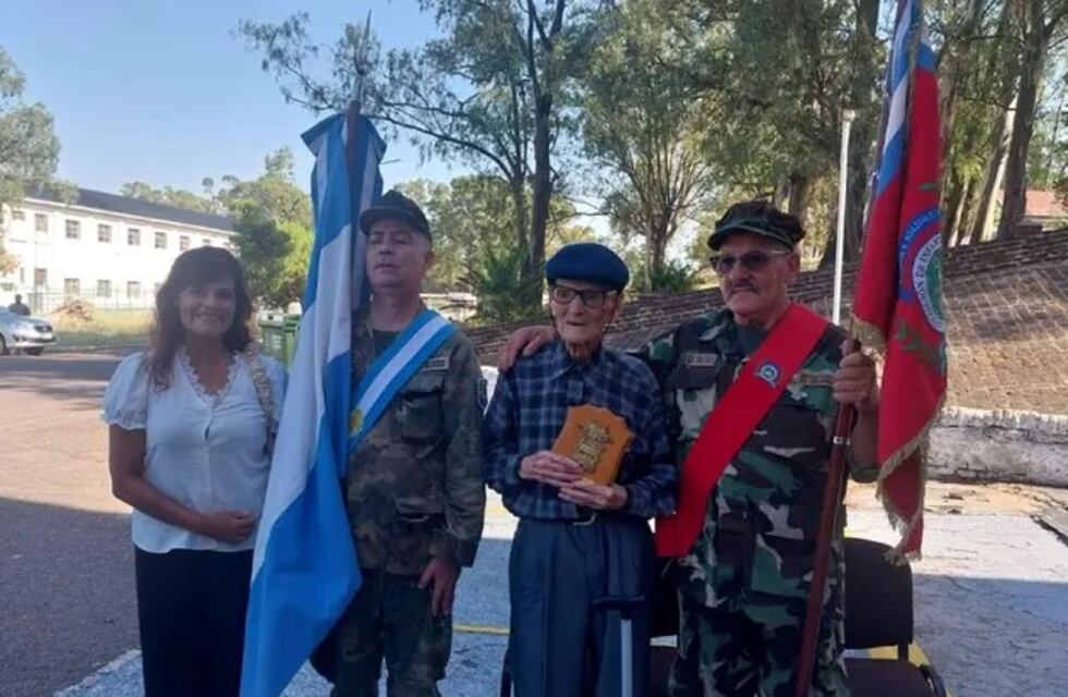 Puerto Belgrano: la Armada condecoró al “Marinero más antiguo del país”