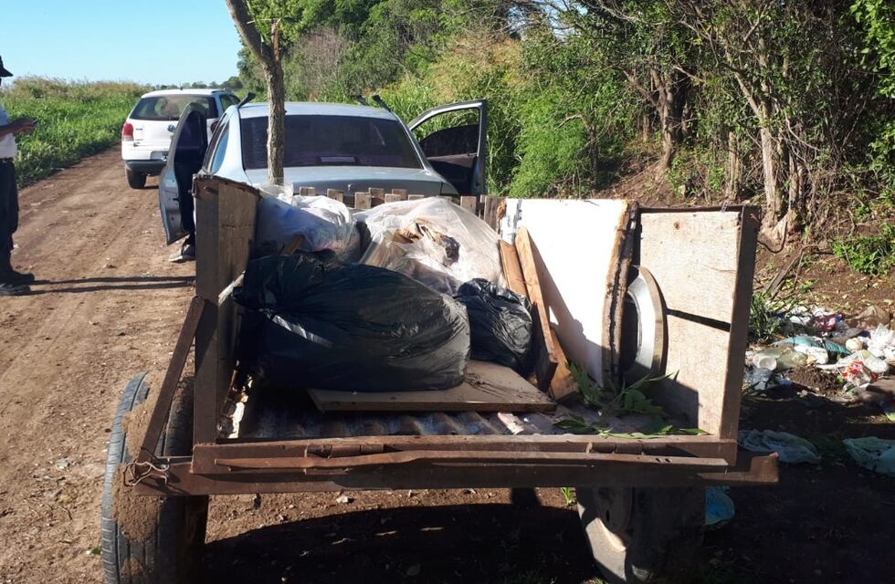 Con las manos en la basura: lo descubrieron cuando tiraba residuos en caminos rurales