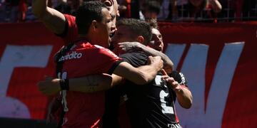 Los jugadores de Newell's celebran el gol de Julián Fernández, en el triunfo 2 a 0 ante Aldosivi en 2019. (@Newells)