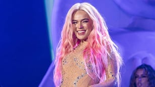 Como una diosa solar, Karol G brilló con un impactante look amarillo