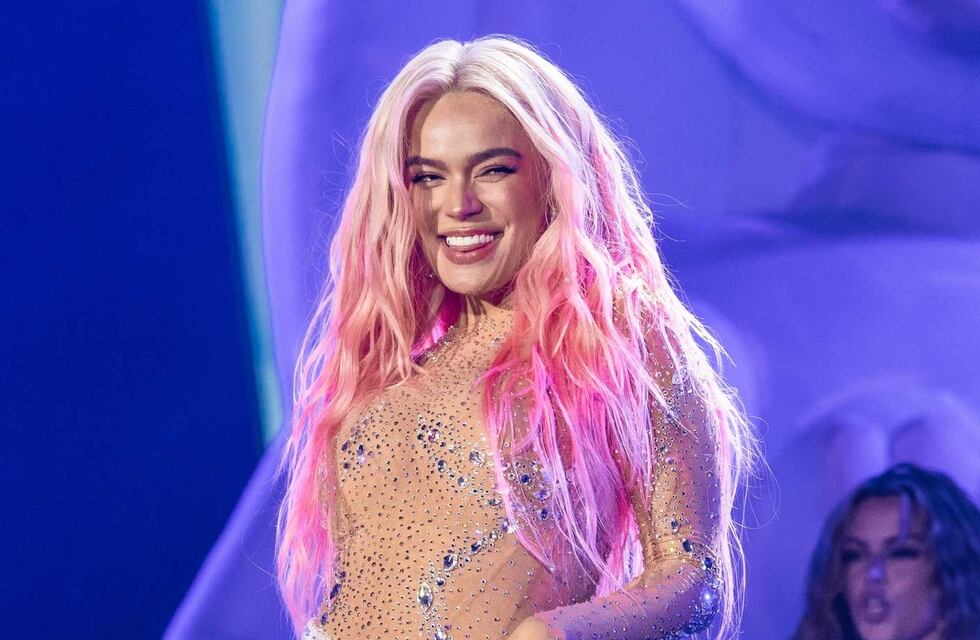 Como una diosa solar, Karol G brilló con un impactante look amarillo