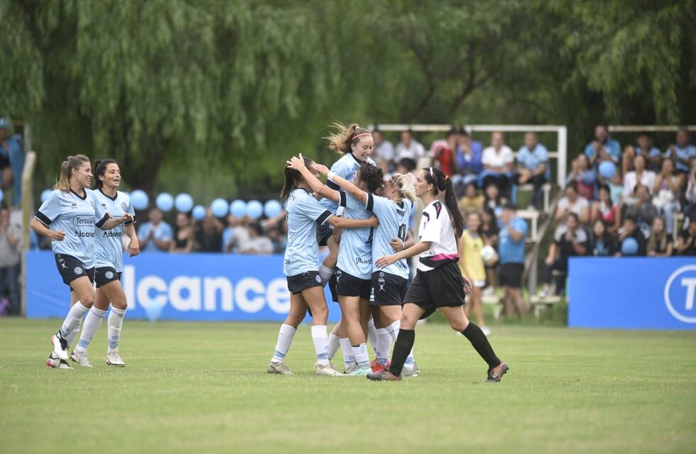 Belgrano femenino debutó en la Primera B de AFA con un 15-0