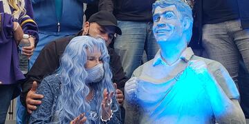 La estatua del Potro en el Gigante. A su lado, la Betty, su mamá.