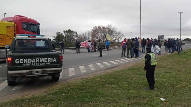 En el puente a victoria se implementaron cortes de tránsito intermitentes para visibilizar el reclamo.