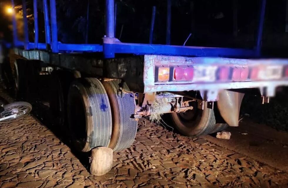 Puerto Esperanza: motociclista falleció luego de impactar con el acoplado de un camión