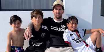 El ídolo junto a Thiago, Mateo y Ciro.