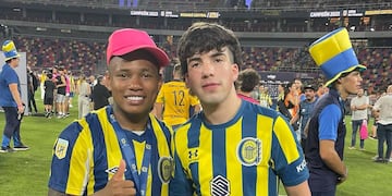 El joven 21 años celebró el título con los jugadores en Santiago del Estero.