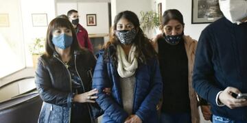 La mamá de Gudalupe Lucero, Yamila Cialone, junto a Susana Trimarco antes de la conferencia de prensa brindada en el hotel de Potrero de los Funes. Gentileza El Diario