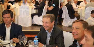 En la mesa cabecera, el intendente Emir Félix y el gobernador Rodolfo Suarez.