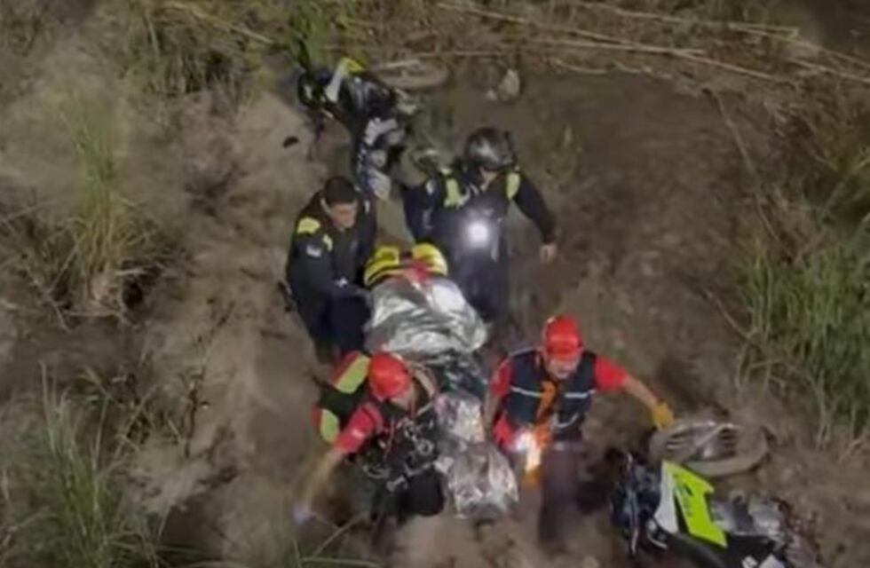 Policía y de Bomberos salvan la vida de un hombre en el Río Gastona
