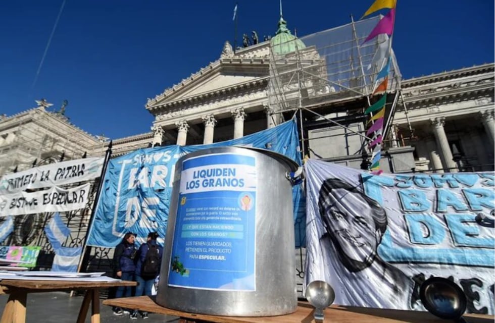 Tras suspender la marcha en La Rural, Barrios de Pie se manifiesta frente al Congreso