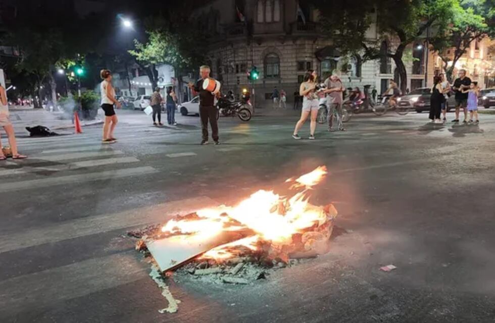 Cortes de luz en Rosario: vecinos se movilizaron por la falta de suministro en plena ola de calor