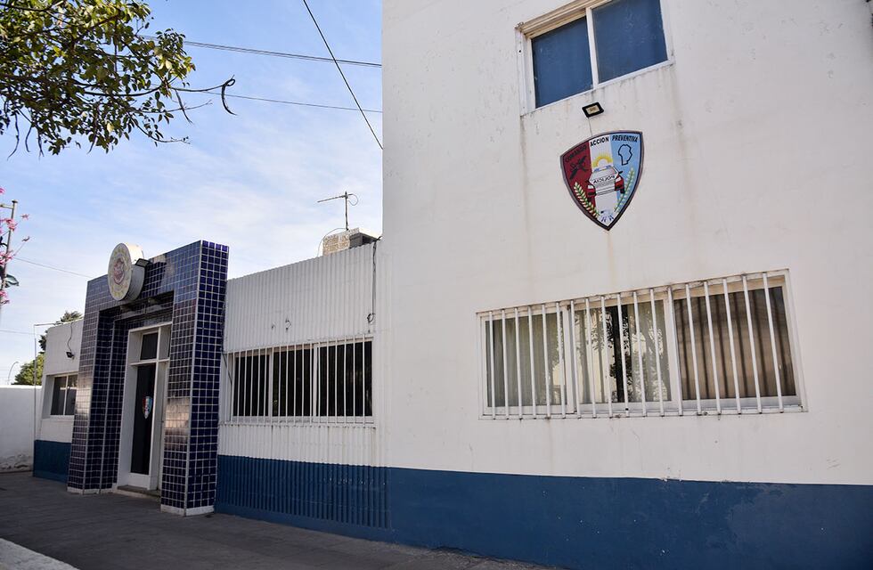 Un grupo de menores atacó una comisaría de Córdoba con una bomba molotov