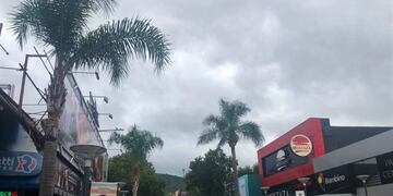 Centro de Carlos Paz, nublado.