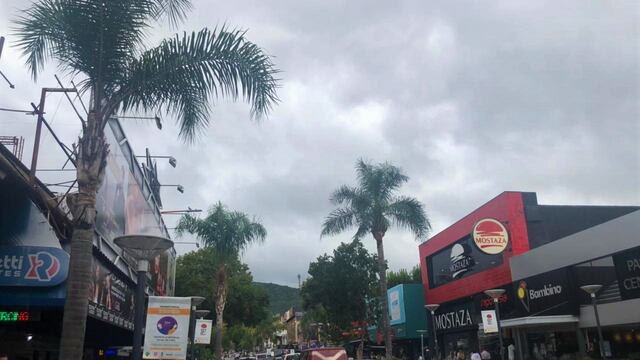 Centro de Carlos Paz, nublado.