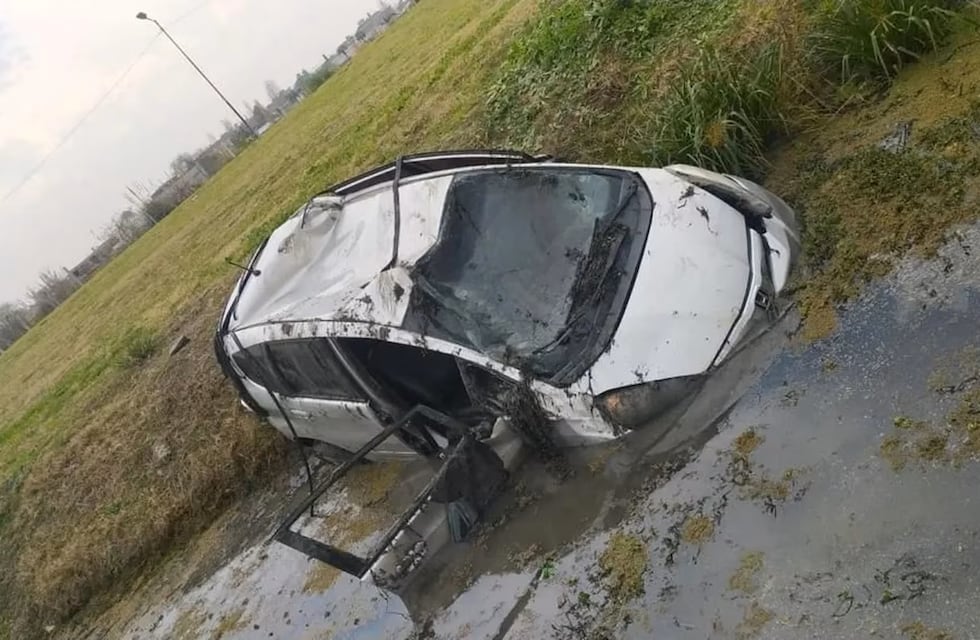 Vuelco fatal en la autopista La Plata-Buenos Aires: la hermana del conductor murió en el acto