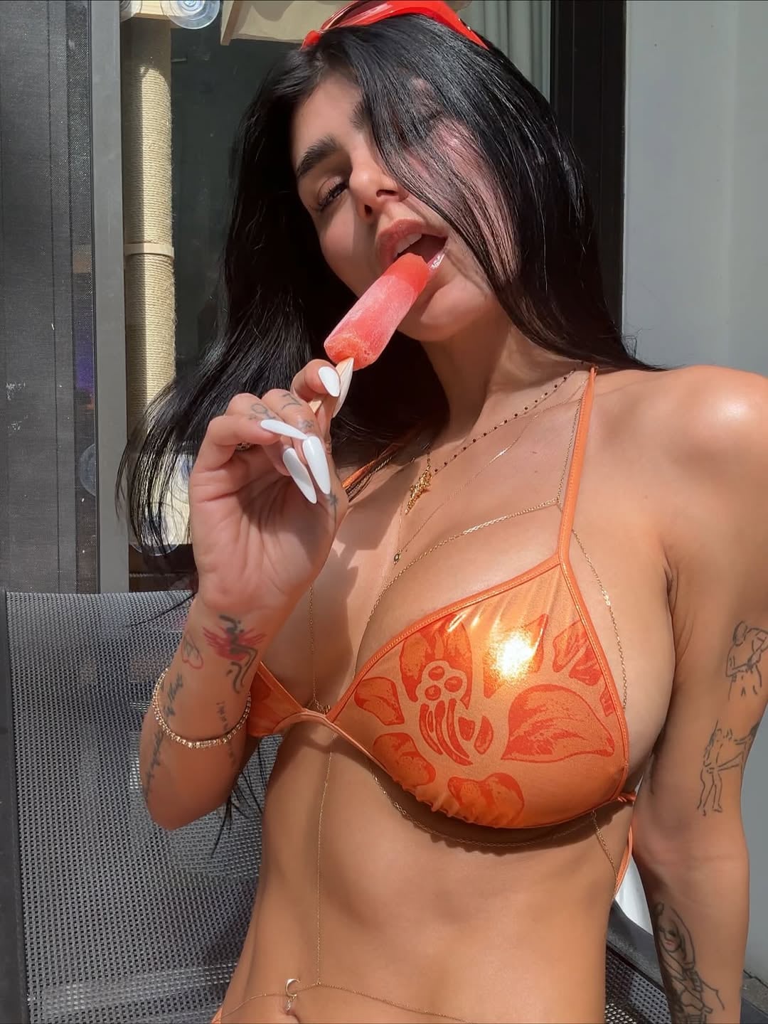 Tomó helado y se declaró fan del verano: Mia Khalifa posó con la bikini más diminuta del momento y desafió todos los límites