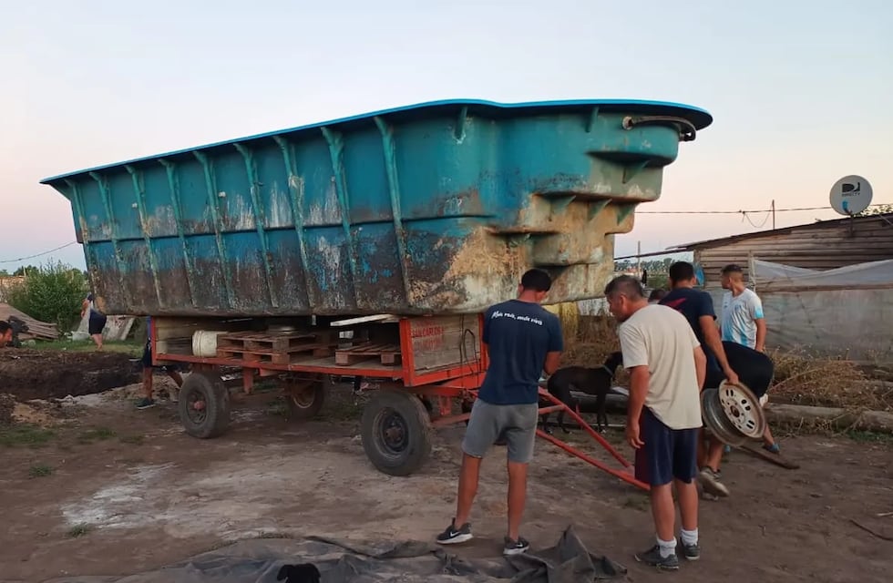 Robaron una pileta de siete metros con agua y la instalaron en un terreno tomado en La Plata
