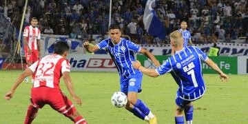 El delantero Martín Pino, surgido en Instituto y goleador en Primera Nacional, en acción para Godoy Cruz (prensa Godoy Cruz).