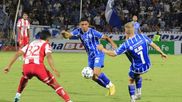 El delantero Martín Pino, surgido en Instituto y goleador en Primera Nacional, en acción para Godoy Cruz (prensa Godoy Cruz).