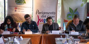 Roxana García, Juan Gabriel Cabezas, Lisandro Aguiar y Antonio Marcelo Fermi, los presidentes de los cuatro Concejos Deliberantes del Gran Jujuy, en la sesión realizada en Lozano.