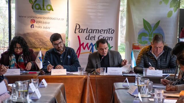 Roxana García, Juan Gabriel Cabezas, Lisandro Aguiar y Antonio Marcelo Fermi, los presidentes de los cuatro Concejos Deliberantes del Gran Jujuy, en la sesión realizada en Lozano.