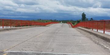 Una de las pilas donde se apoya uno de los ocho vanos del puente de 240 metros de extensión se erosionó.