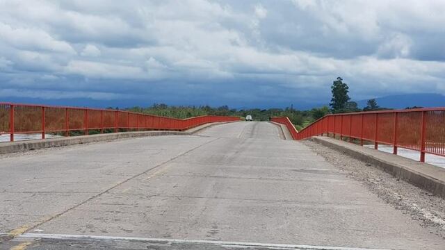 Una de las pilas donde se apoya uno de los ocho vanos del puente de 240 metros de extensión se erosionó.