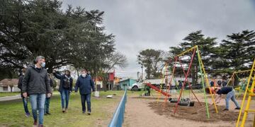 En la plaza Jorge Newbery se trabajó sobre los juegos infantiles y la cancha de básquet, además de la nivelación del suelo y reparación de las bases de las luminarias.