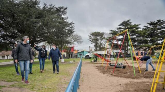 En la plaza Jorge Newbery se trabajó sobre los juegos infantiles y la cancha de básquet, además de la nivelación del suelo y reparación de las bases de las luminarias.