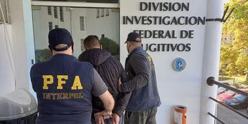 Personal de la División de Infestigación Federal de Fugitivos y Extradiciones traslada al mendocino detenido en Lomas de Zamora. Gentileza Interpol