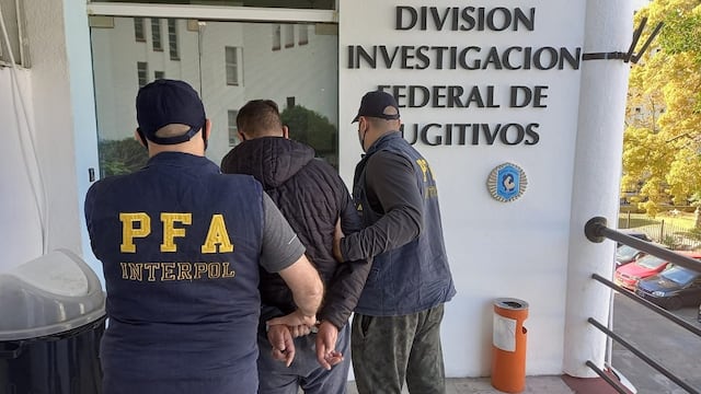 Personal de la División de Infestigación Federal de Fugitivos y Extradiciones traslada al mendocino detenido en Lomas de Zamora. Gentileza Interpol