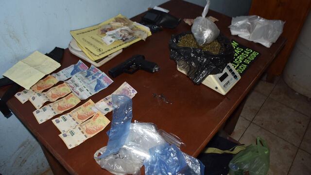 Además del estupefaciente, en el lugar había una balanza de precisión, 7.100 pesos en efectivo y una pistola de aire comprimido.