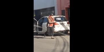 Hombre se bajó de su auto en pleno centro de San Luis con un arma.