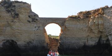 Algarve- Un paseo en barco entre formaciones doradas y túneles de piedra en Algarve, el sur portugués donde la naturaleza y la arquitectura se cruzan en postales perfectas.