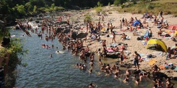 La playa de Calamuchita con aguas cristalinas y extensos bancos de arena.