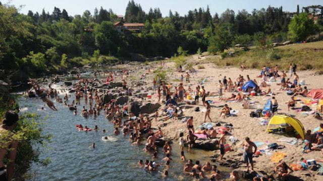 La playa de Calamuchita con aguas cristalinas y extensos bancos de arena.