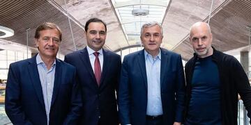Rodolfo Suárez (Mendoza), Gustavo Valdés (Corrientes), Gerardo Morales (Jujuy) y Horacio Rodríguez Larreta (CABA) pusieron sus provincias a disposición de los refugiados ucranianos que arribarán a Argentina, escapando de la trágica invasión rusa a su país.
