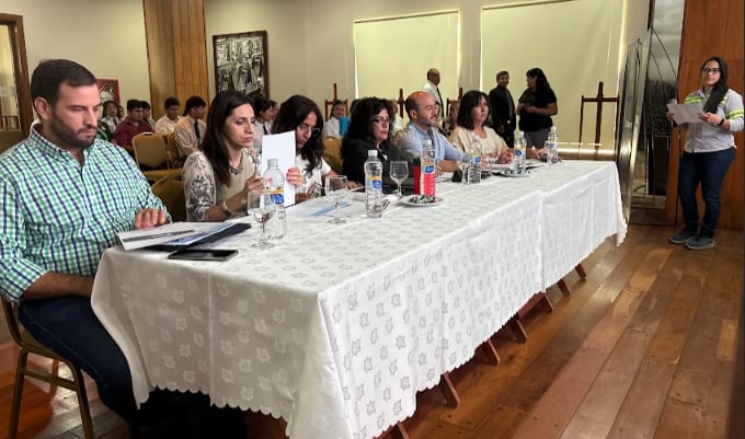El jurado de la Expo Emprendamos Ledesma 2025 escuchó y evaluó detalladamente los proyectos presentados por los estudiantes.