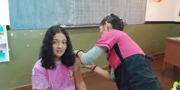 Avanza con éxito la campaña de vacunación en escuelas de Puerto Esperanza.