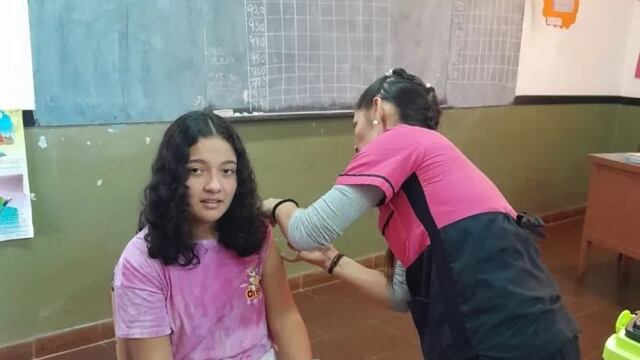 Avanza con éxito la campaña de vacunación en escuelas de Puerto Esperanza.