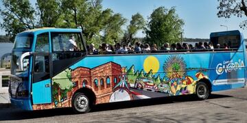 El recorrido en el bus turístico fue una de las principales atracciones.