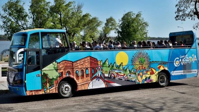 El recorrido en el bus turístico fue una de las principales atracciones.