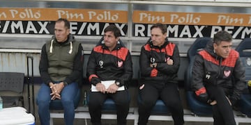 Lucas Bovaglio, técnico de Instituto, y sus colaboradores Fernando Clementz y Cristian Manfredi. Colores en común (Federico López Claro / La Voz).