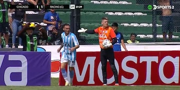 Expulsaron a la mascota de Nueva Chicago por insultar al arquero de Racing en pleno partido. Captura: Dsports
