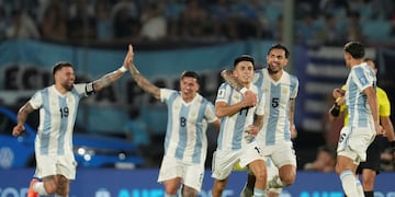 Thiago Almada y su golazo en Argentina ante Uruguay. (AP).