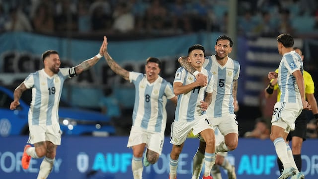 Thiago Almada y su golazo en Argentina ante Uruguay. (AP).